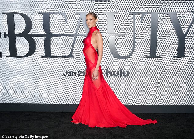 تمثل الجميلة أحدث دور رئيسي لحديد في هوليوود بعد أكثر من عقد من السيطرة على عالم عرض الأزياء وقضاء فترة على تلفزيون الواقع.