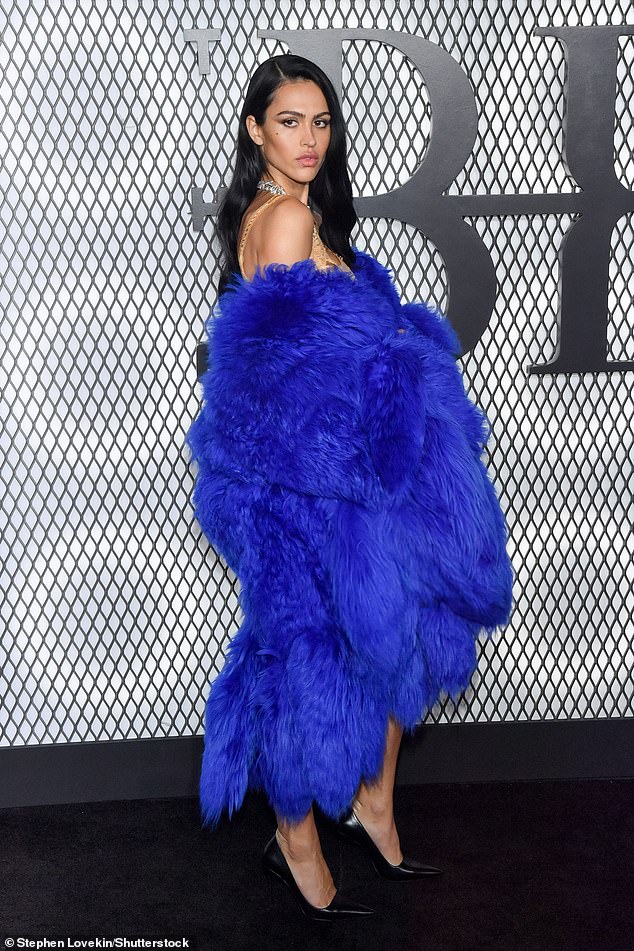 أضافت غراي ارتفاعًا إلى إطارها الجدير بالمدرج مع زوج من الكعب الأسود