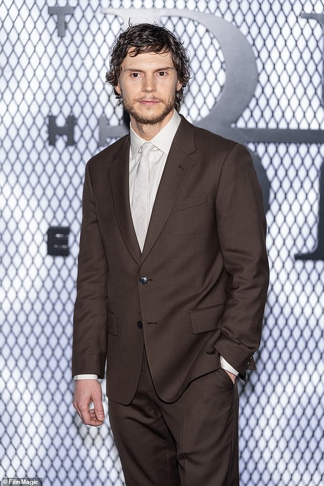 بدا إيفان بيترز، الذي هو من بين طاقم فيلم The Beauty والمفضل لدى رايان ميرفي، وسيمًا بقميص بني