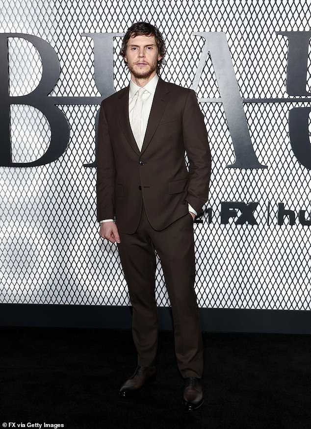 وأكمل الممثل البالغ من العمر 38 عامًا إطلالته بقميص أبيض وربطة عنق