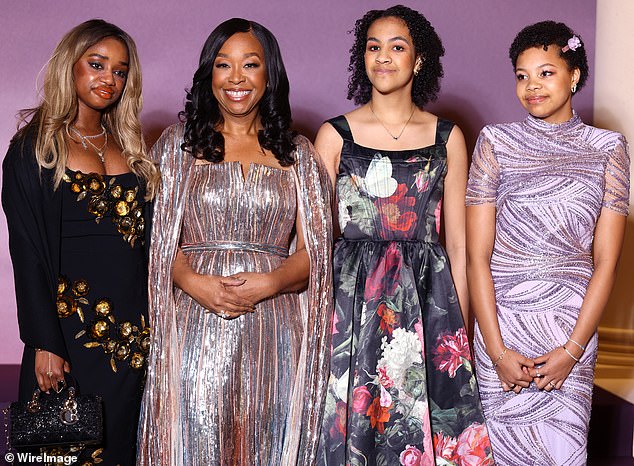 ريمس، التي أنشأت مع بريدجيرتون مثل هذه العروض الناجحة مثل غريز أناتومي وفضيحة، تبنت ابنتيها الأكبر سنا وأحضرت ثالثتها إلى العالم عن طريق بديل