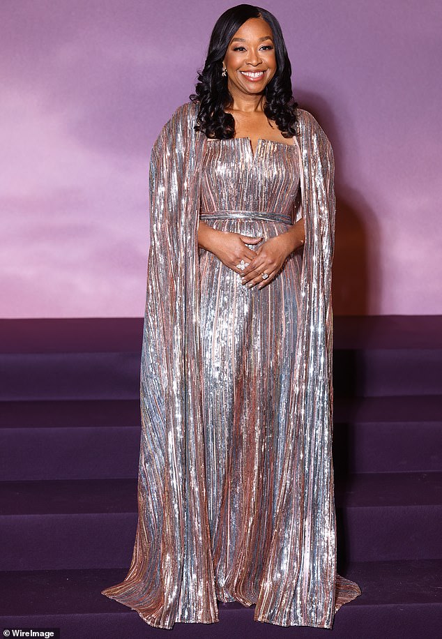 في العرض الأول لفيلم Bridgerton، صممت مصممة العرض ثوبًا معدنيًا مبهرًا يتميز بطيات رائعة وعباءة باهظة تفوح منها رائحة الثمانينيات.