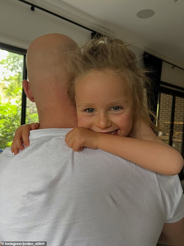 وأظهرت مجموعة الصور ليفاي وهو يستمتع بوقته مع عائلته ويتلقى الكثير من الحضن من والديه الفخورين