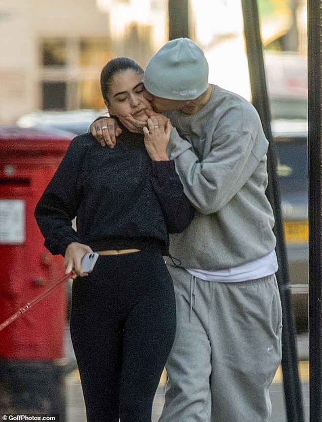 أمسك خدي كيم وهو يطبع قبلة عليها