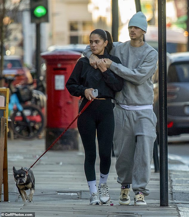 أظهر روميو مكانته المثيرة للإعجاب وهو يلف ذراعيه حول كيم