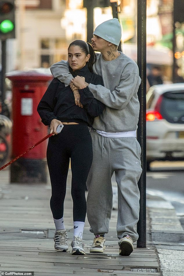 بدا روميو عصريًا في قبعته بينما كان يُظهر وشم رقبته