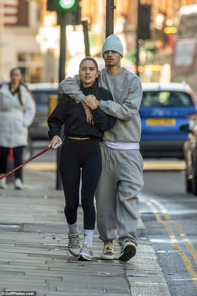 أعطت وميضًا لعضلات بطنها المشدودة في الملابس الرياضية