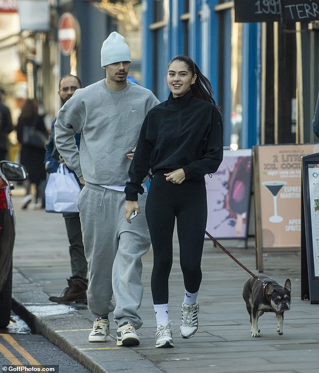 وبدا نجل ديفيد وفيكتوريا، 23 عامًا، منفعلًا وهو يرتدي بدلة رياضية رمادية اللون بينما كان يطبع قبلة على صديقته التي ترتدي ملابس رياضية، والتي كانت تمسك بكلبهما.