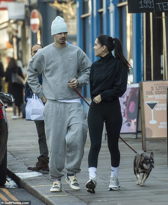 وتبادل الزوجان الضحك بينما كانا يسيران على طول الشارع