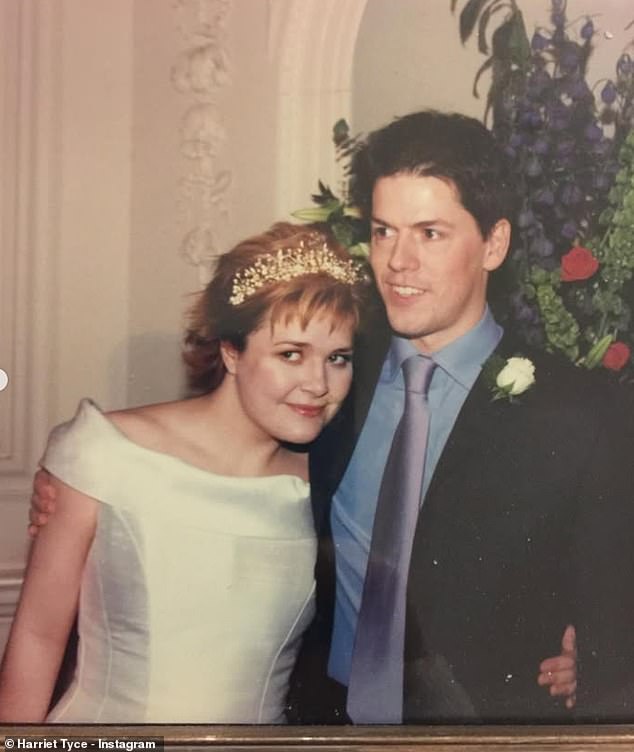 تزوجت ناثانيال من هارييت لمدة 25 عامًا، وعملت في بنك باركليز لعقود من الزمن قبل أن تقوم بالتبديل، وقال أصدقاؤها لصحيفة The Mail On Sunday إنها وزوجها 