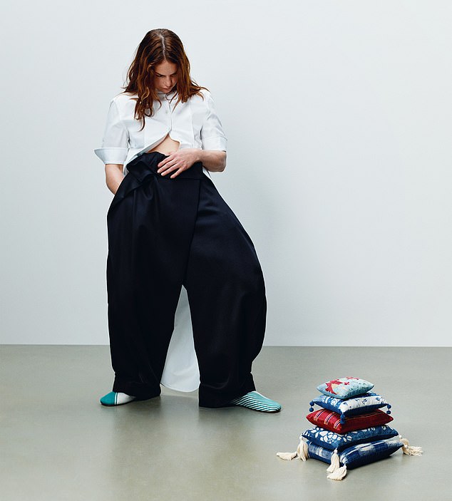 ويلسون، التي اشتهرت بدورها البطولي في الدراما التلفزيونية لوثر، تعرض زوجًا من السراويل كبيرة الحجم العصرية من المجموعة، مصحوبة بقميص أبيض أنيق