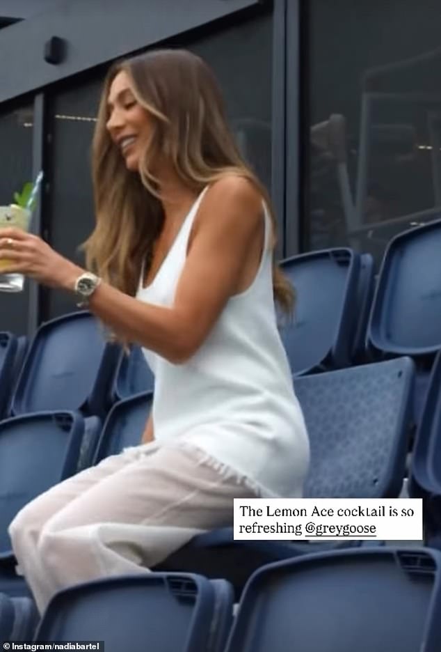 ونسقت نادية البنطلون من علامتها التجارية الخاصة Henne مع بلوزة بيضاء بلا أكمام بأطراف مهترئة من مجموعتها الخاصة أيضًا.