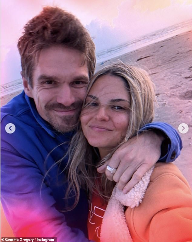 تم استدعاء جيسي، الذي يواعد الآن نجمة Made in Chelsea السابقة جيما غريغوري، إلى محكمة لافندر هيل بعد أن كان يقود سيارته بسرعة 27 ميلاً في الساعة في منطقة 20 ميلاً في الساعة في إيرلز كورت، غرب لندن في 7 أبريل من العام الماضي (في الصورة مع جيما في أكتوبر).