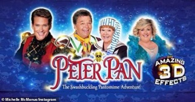 لعبت نجمة Baywatch دور الكابتن هوك بينما لعبت ميشيل دور حورية البحر. وانضم إليهم أيضًا في العرض الثنائي الكوميدي الاسكتلندي The Krankies