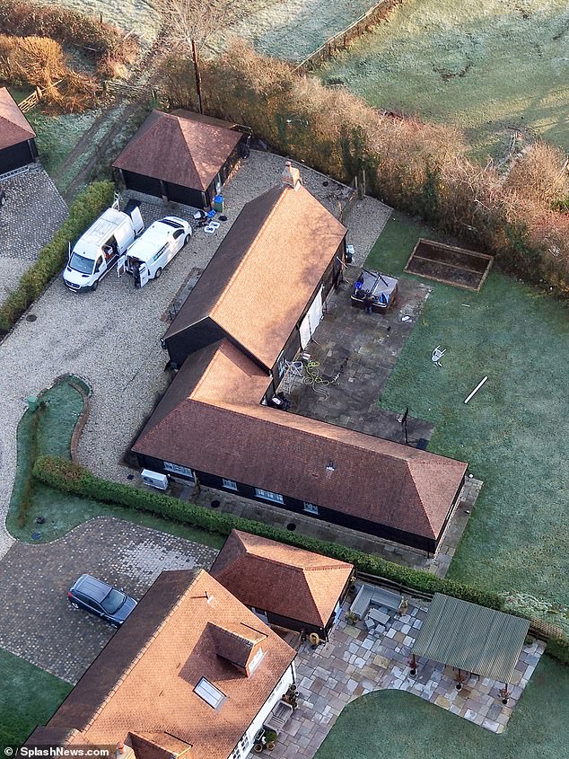 وبعد 24 ساعة فقط من رؤية القمامة خارج المنزل، أظهرت صور جديدة أنه تم تنظيفها