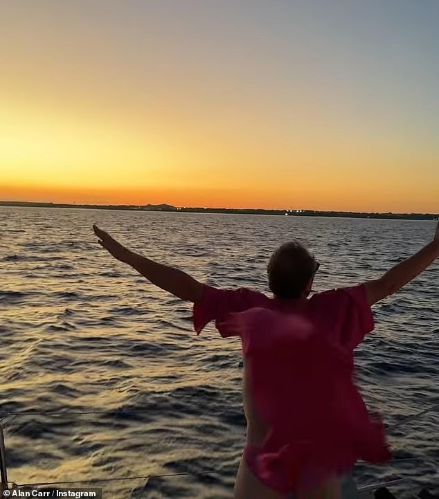 وشوهد آلان وهو يرتدي زوجًا من سبيدو باللون الوردي الفاتح وقفطانًا من الشيفون على الشاطئ بينما كان يعيد تمثيل لحظة تيتانيك الشهيرة في مقدمة القارب أثناء الريح.