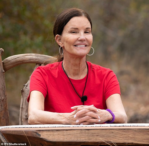 تدعي جانيس أنها عانت من 