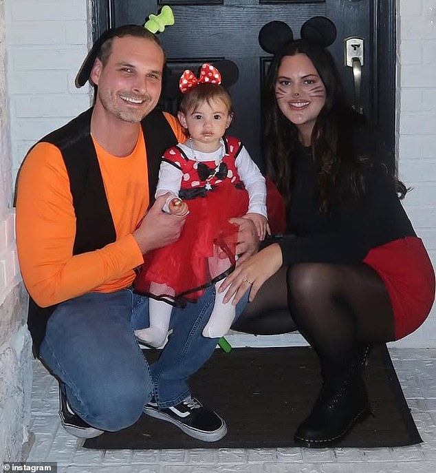 التقى الزوجان المنفصلان لأول مرة في برنامج Love Is Blind خلال موسمه الثالث وبعد عقد قرانهما، رحبا بابنتهما فيينا في يوليو 2024.