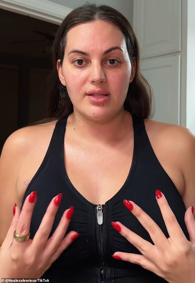 لقد استخدمت غرسات بحجم 425 سم مكعب تم وضعها تحت العضلات وتدفقت قائلة 