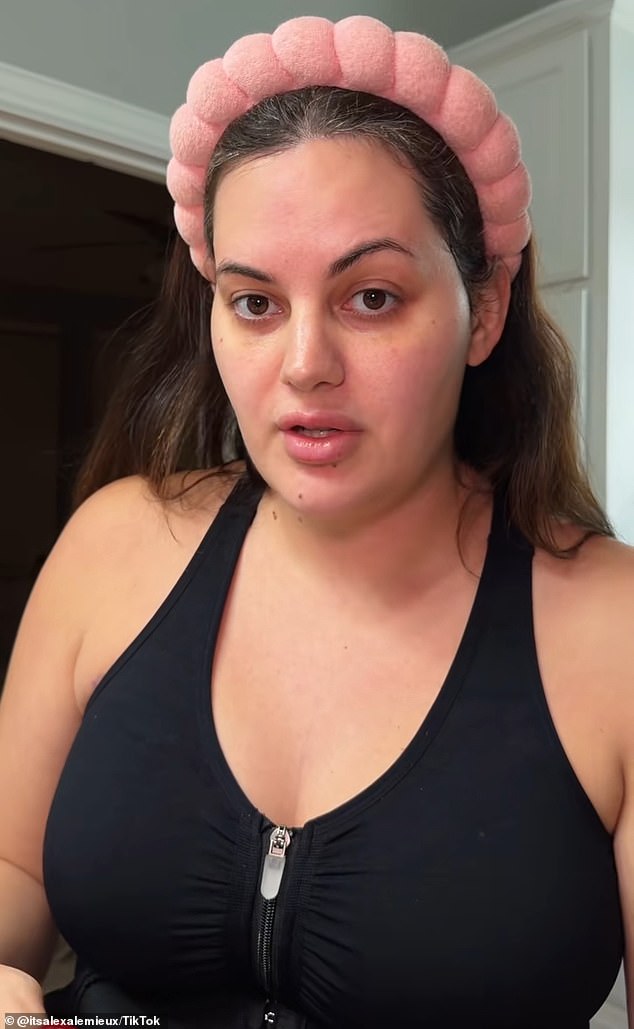 كشفت Lemieux أنها خضعت لعملية تكبير للثدي – بما في ذلك شد وزرع – في مقطع فيديو TikTok تمت مشاركته في وقت سابق من هذا الأسبوع يوم الثلاثاء