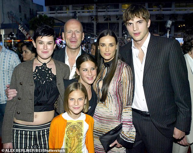 تم تصوير كوتشر في عام 2003 مع مور وزوجها السابق بروس ويليس وبناتها الثلاث ويليس ومور - رومر، البالغ من العمر الآن 37 عامًا، وسكاوت، البالغ من العمر الآن 34 عامًا، وتالولا، البالغ من العمر الآن 31 عامًا.