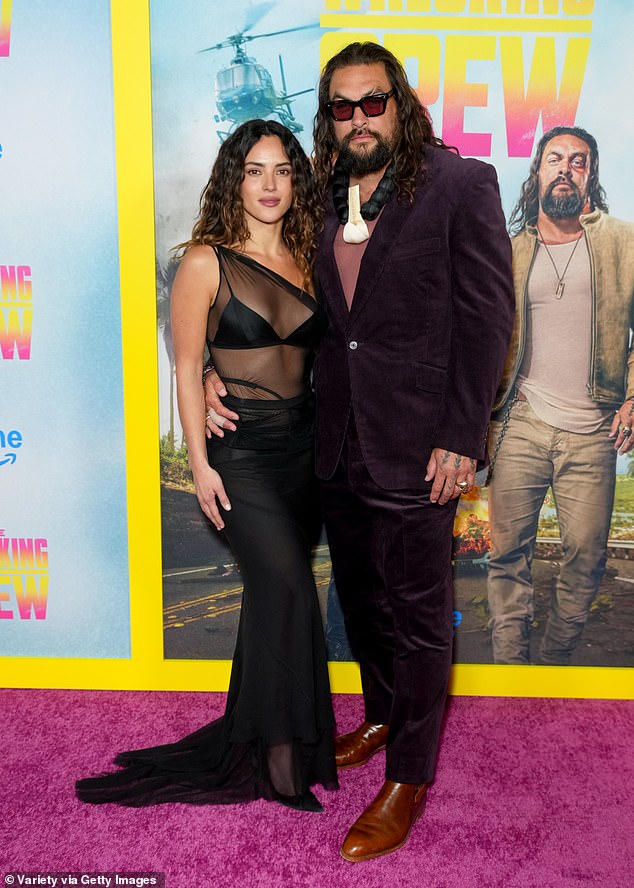 لدى كلارك أيضًا علاقة أخرى مفاجئة بموموا، حيث إنها تلعب دور البطولة في مسلسل أمازون القادم 