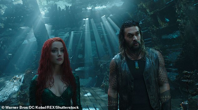 جعلت هذه السلسلة من Momoa أحد المشاهير المشهورين الذين يقودون سلسلة Aquaman أثناء قيامهم ببطولة الأفلام الرائجة بما في ذلك Dune وA Minecraft Movie؛ في الصورة أكوامان (2018) مع آمبر هيرد