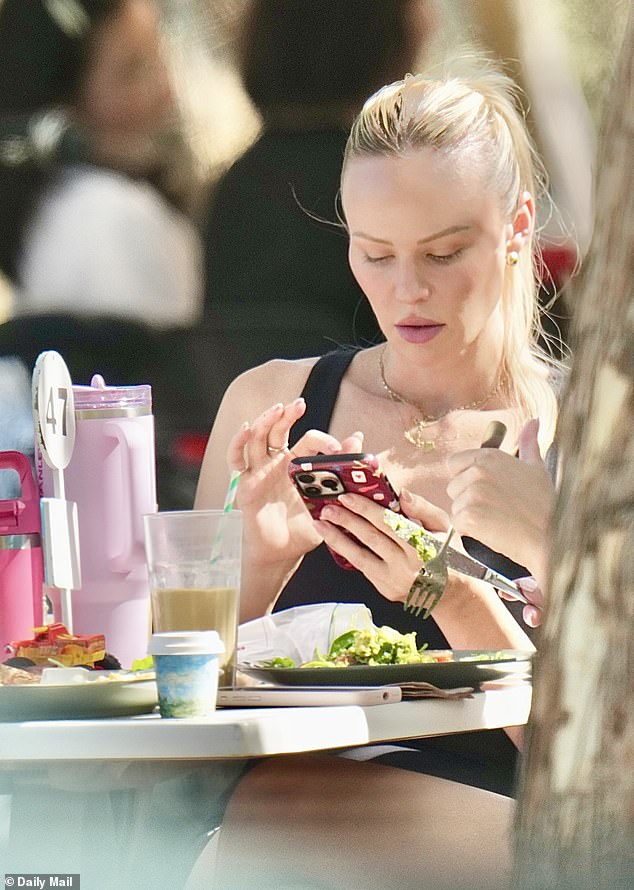 أثار هذا أسابيع من التكهنات حول حالة زواجهما، حيث ظهرت تيس كشخصية رئيسية بعد أن أمرت جولز علنًا بإزالة صورها ولاتشي من وسائل التواصل الاجتماعي.