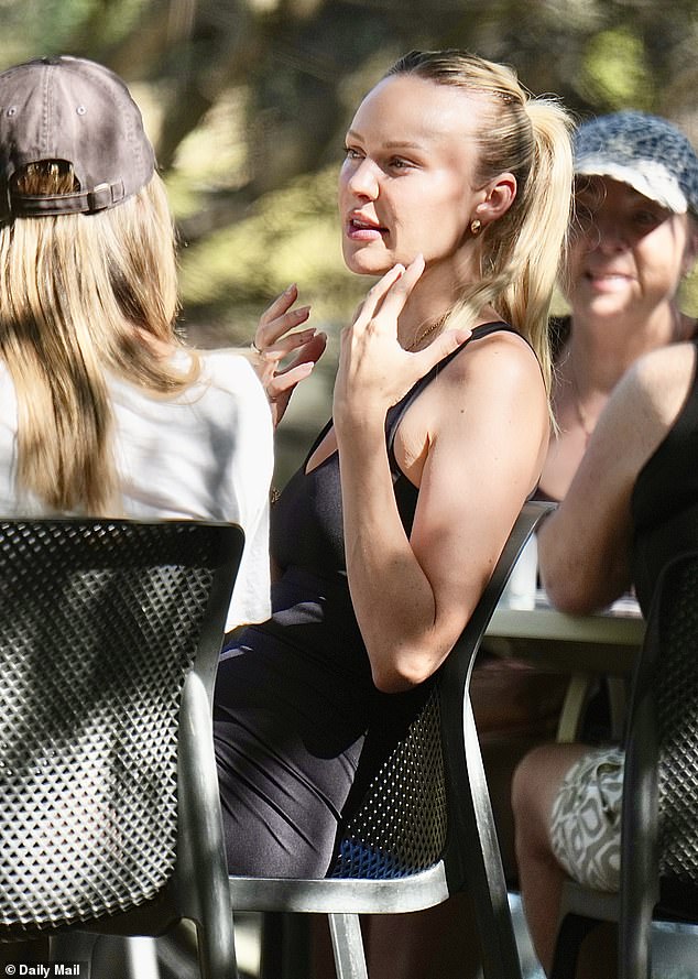 في إحدى المراحل، بدأت جولز تشرح شيئًا ما لصديقاتها بحماس، وكانت تشير بحماس أثناء حديثها