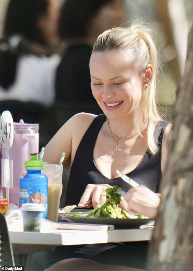 شوهدت WAG السابقة، البالغة من العمر 35 عامًا، والتي انتقلت مؤخرًا إلى غرب أستراليا مع طفليها وسط الصدمة، لأول مرة منذ انتقالها إلى بيرث يوم الجمعة، وبدت مسترخية أثناء الدردشة والضحك مع الأصدقاء في مكان خارجي