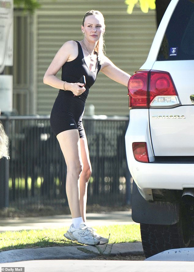 ارتدت جولز ملابس غير رسمية لهذه المناسبة، حيث ارتدت قميصًا أسودًا واسعًا وسروالًا قصيرًا مناسبًا للدراجة