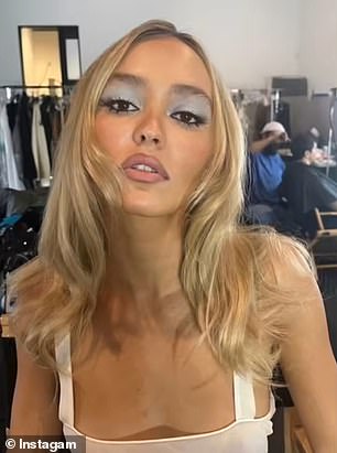 أظهرت مجموعة واحدة من الصور كلاهما في بريق مماثل وصنعت وجوهًا متشابهة بشكل لافت للنظر; رأى ديب عام 2023