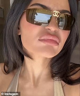 ارتدت جينر نظارة شمسية من شانيل أثناء العبوس