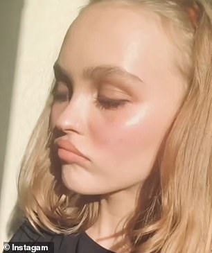 وأظهرت مجموعة أخرى من صور السيلفي، التي يبدو أنها تعود لعام 2023، السيدات اللاتي يصنعن صورة معكوسة ووجوههن عابسة.