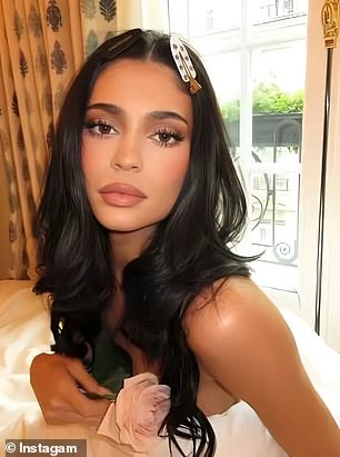 تمت مقارنة قطب الماكياج بالممثلة الفرنسية الأمريكية في مقطع فيديو أظهرهما وهما يرتديان ملابس مماثلة ويتخذان نفس الأوضاع: رؤية جينر 2025