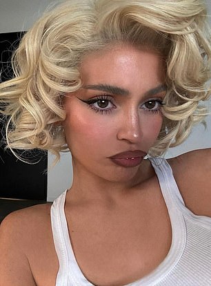 قارن معجب أيضًا صورة شخصية شقراء التقطتها جينر في عام 2024 بصورة ديب من عرض 2023 The Idol