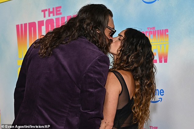 قطع جيسون شخصية ملتوية يرتدي بدلة مخملية أرجوانية تتشبث بجسده العضلي