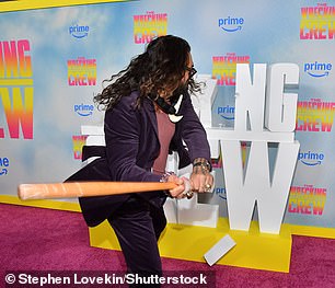 بدت طيور الحب أكثر سعادة من أي وقت مضى قبل أن يضرب جيسون مضرب البيسبول ويحطم لافتة الفيلم في عرض مفعم بالحيوية