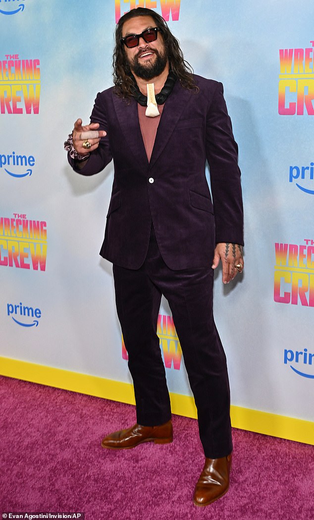 قام بحماية عينه خلف الظلال بينما كان يشكل عاصفة