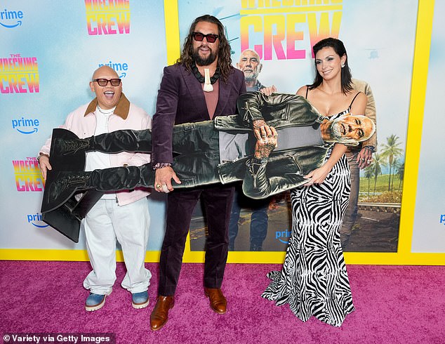 لم يكن ديف حاضرًا في العرض الأول، لذا حمل جيسون وزملاؤه قطعة من الورق المقوى منه على السجادة الحمراء