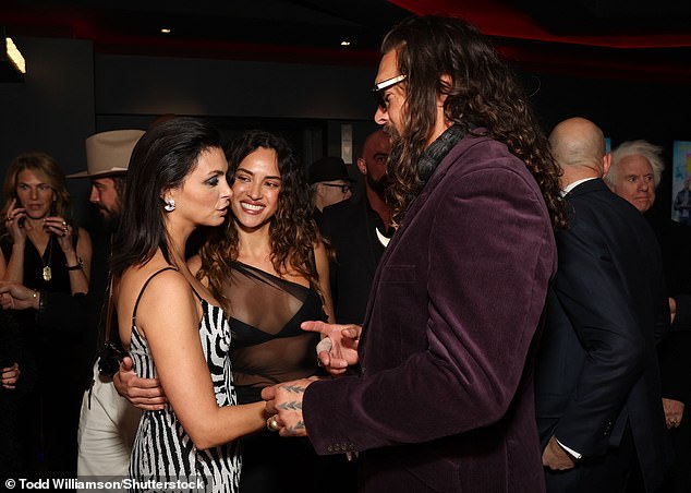 التقى جيسون وأدريا بمورينا (يسار) داخل العرض