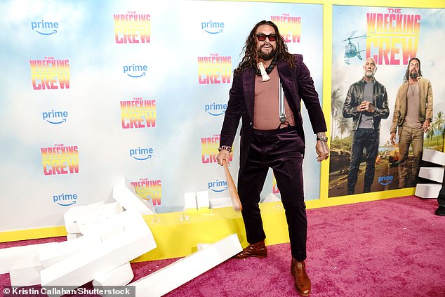 يلعب دور البطولة في الفيلم إلى جانب زميله نجم الحركة ديف باوتيستا، حيث يكشف الإخوة غير الأشقاء المنفصلين عن مؤامرة بعد وفاة والدهم.