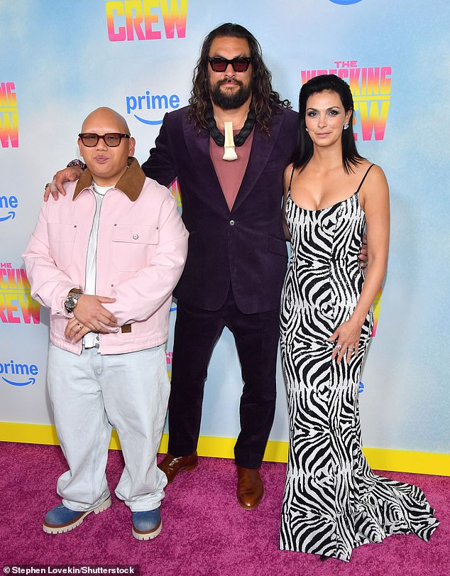 وانضم إليه النجمان جاكوب باتالون (يسار) ومورينا باكارين (يمين)