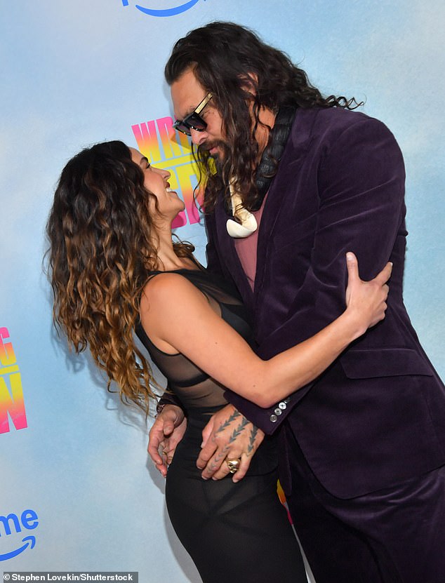 في هذه الأثناء، تسارعت نبضات أدريا عندما ارتدت ثوبًا أسود شبه شفاف، والذي كان يتباهى بمنحنياتها وملابسها الداخلية الضيقة تحتها.