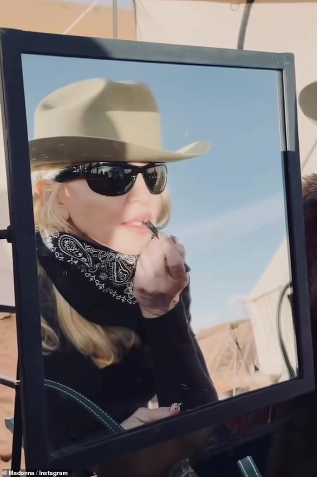 شاركت مادونا على إنستغرام مقطعًا من مغامراتهم الجريئة أثناء ركوبهم الفحول عبر الكثبان الرملية بالإضافة إلى لمحة عن معسكرهم الصحراوي.