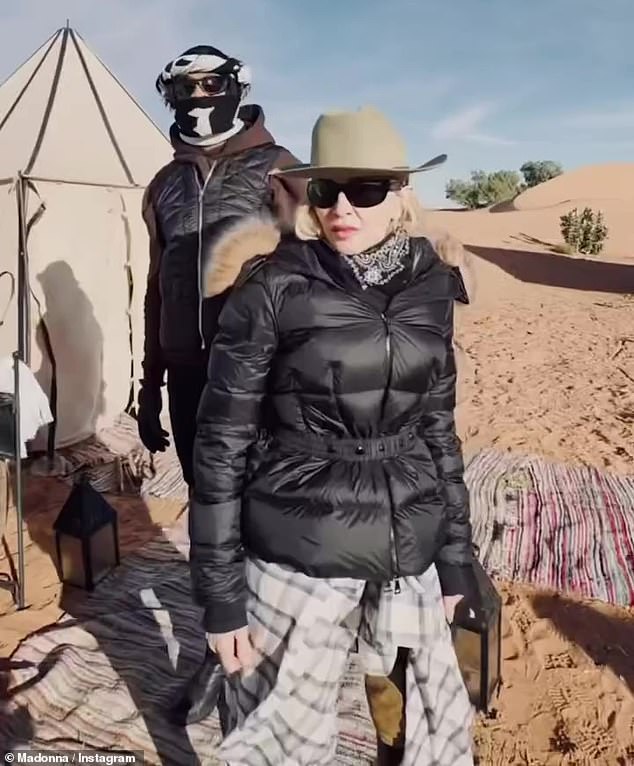 المغنية، 67 عامًا، كانت صديقها أكيم موريس، 29 عامًا (في الصورة) والعديد من أطفالها، بما في ذلك روكو، 25 عامًا، وديفيد، 20 عامًا، وميرسي، 19 عامًا، والتوأم ستيلا وإستير، 13 عامًا.