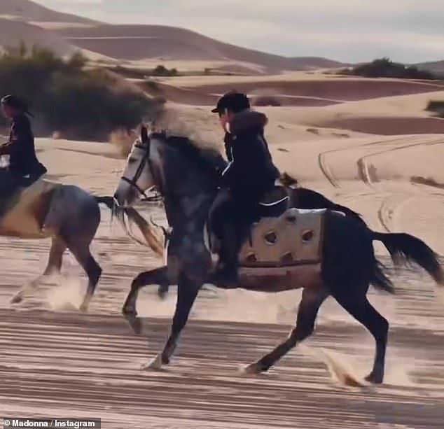 بدت صانعة أغاني Papa Don't Preach أنيقة دون عناء في سترة وظلال مبطنة مزينة بالفرو الصناعي، قبل أن تستبدل قبعة رعاة البقر الخاصة بها بخوذة الأمان.