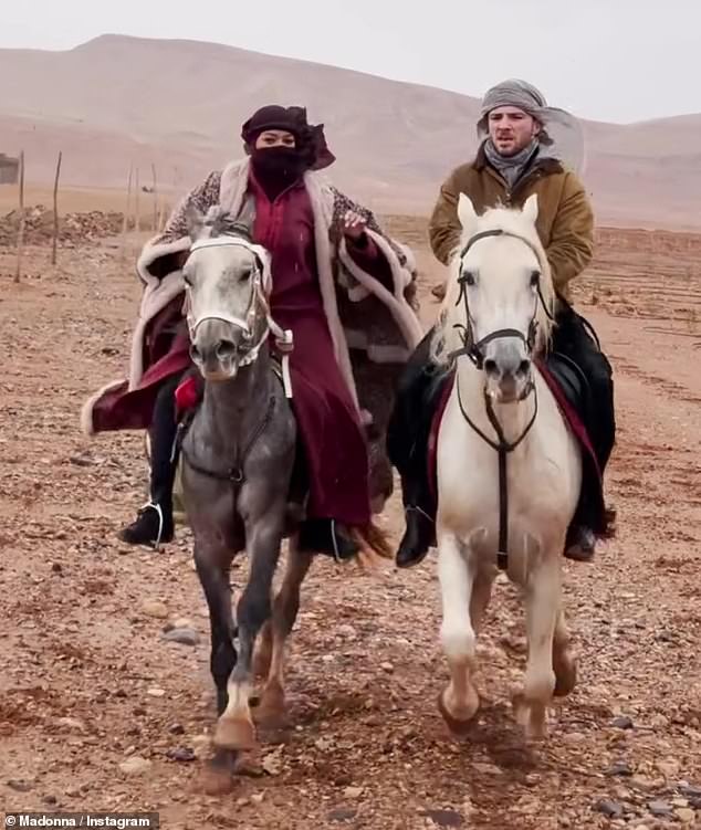 كان سون روكو (على اليمين) يرتدي حجابًا تقليديًا أثناء مناورته على التضاريس الصعبة