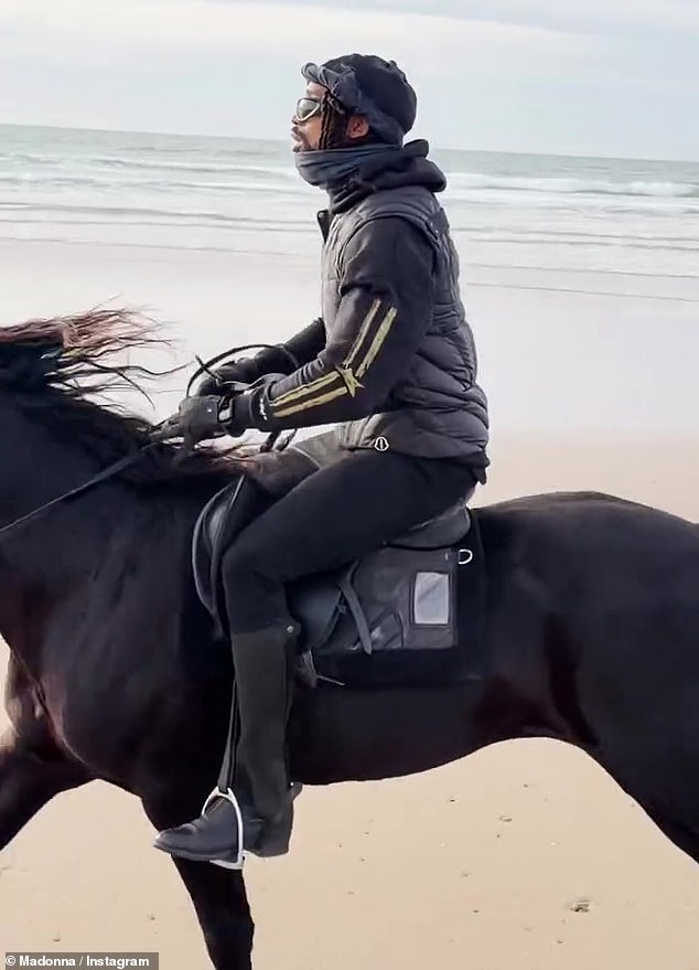 بدا أكيم مرتاحًا تمامًا أثناء ركوب الحصان بعد أن أخذتهم رحلة المجموعة إلى شاطئ قريب