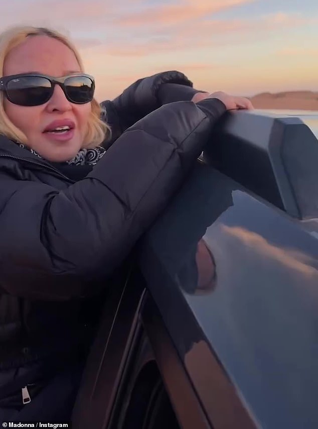 وقد أظهرت ملكة البوب، وهي تحمي عينيها خلف الظلال، مظهرها الناعم عندما استبدلت حصانها بسيارة فيما بعد